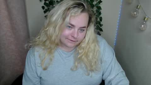 sweetvlada13 online show from May 21, 3:41 am