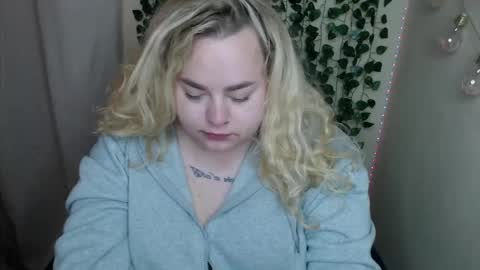 sweetvlada13 online show from May 22, 3:19 am
