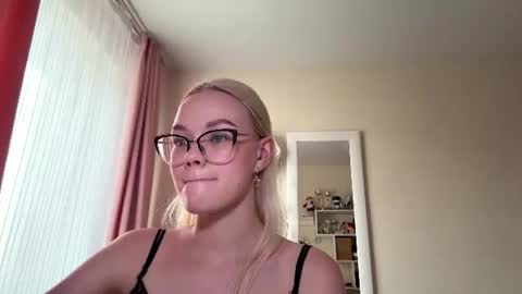 Mia online show from July 9, 9:58 am