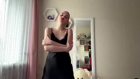 Mia online show from July 10, 5:46 am
