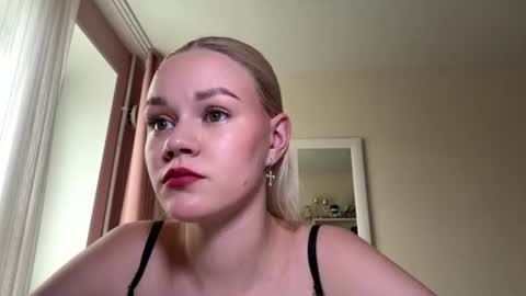 Mia online show from July 10, 9:04 am
