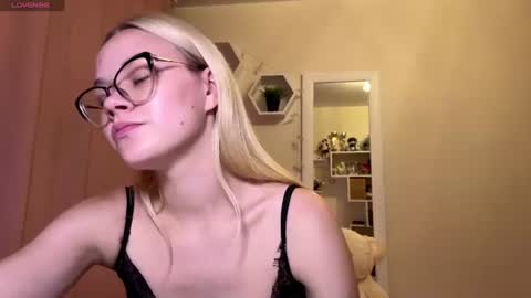 Mia online show from August 4, 6:38 pm