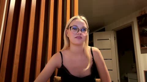 Mia online show from August 9, 5:14 pm