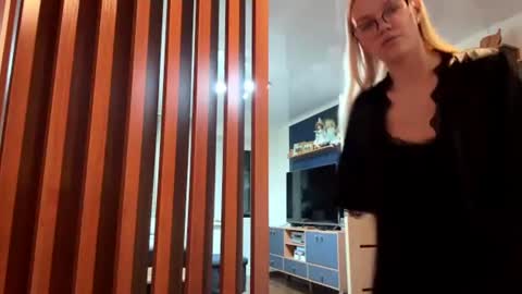 Mia online show from August 10, 9:38 pm
