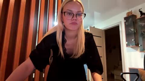 Mia online show from August 10, 10:44 pm