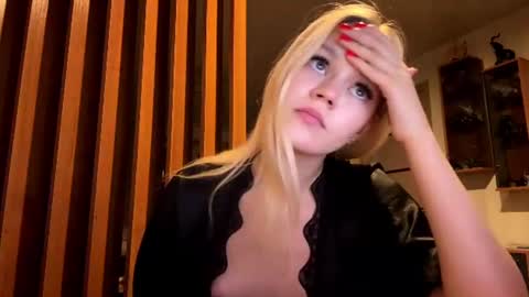 Mia online show from August 12, 5:37 pm