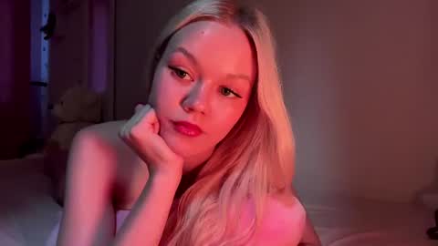 Mia online show from August 13, 3:37 pm