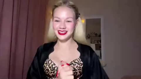 Mia online show from August 14, 6:22 pm