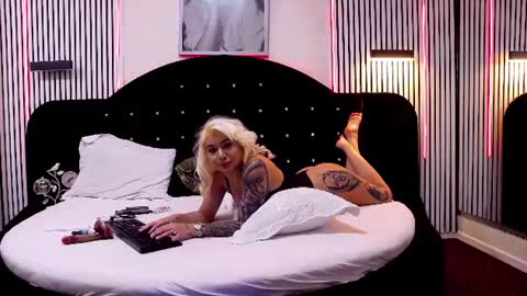 taniabliss online show from August 14, 8:29 am