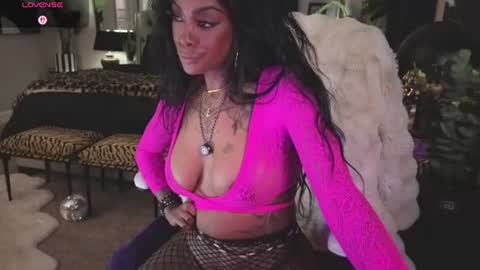 Tatted Queen online show from August 3, 9:55 pm