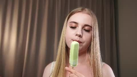 Taya online show from August 10, 8:10 pm