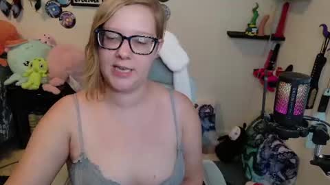 Pixie Pix or Pickle online show from August 11, 12:23 am