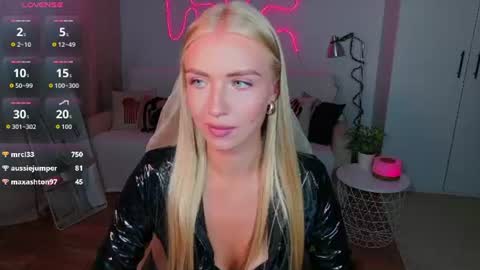 TessaHamilton online show from August 4, 2:58 pm