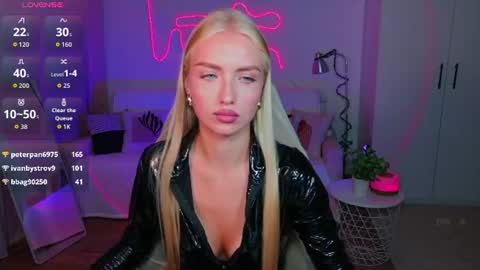 TessaHamilton online show from August 7, 4:40 pm