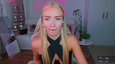 TessaHamilton online show from August 14, 11:14 am