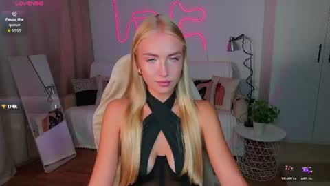 TessaHamilton online show from August 15, 1:37 pm