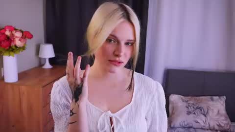 Katty----meow meow  online show from August 8, 10:15 am