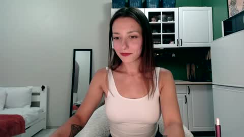Mia 3 online show from July 17, 9:15 pm