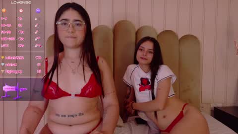 Alice and Bella online show from April 1, 8:50 pm