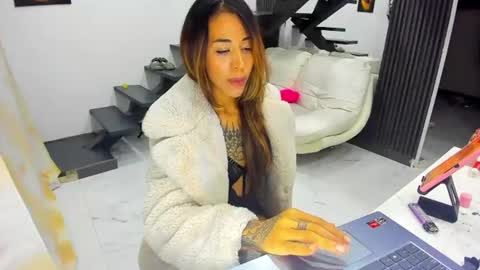thebadwolf818 online show from August 5, 10:57 am