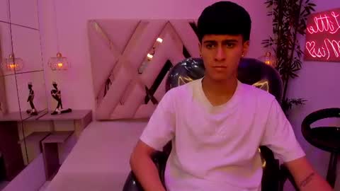 THEO WHITE online show from August 17, 8:58 pm