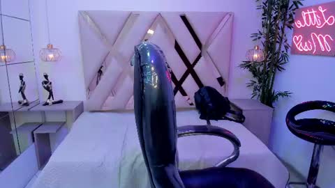 THEO WHITE online show from August 18, 12:16 am