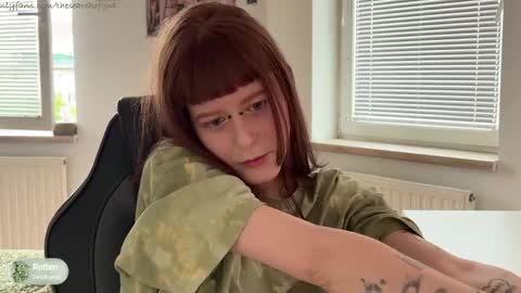 Lisa                                           online show from June 5, 1:49 pm