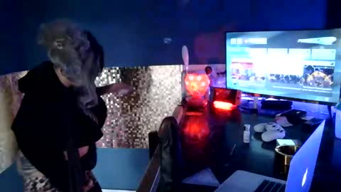 theshowgirl online show from May 14, 6:02 am
