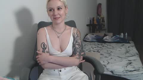 theysaidimcute online show from April 6, 11:20 pm