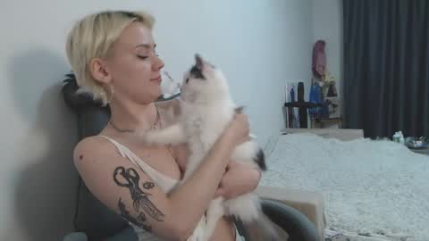 theysaidimcute online show from April 8, 11:34 pm