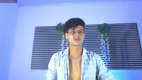 thiiagosaeenz online show from July 30, 11:00 pm