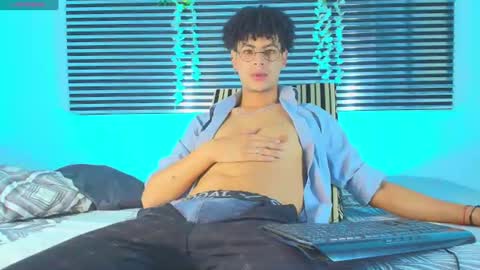 thiiagosaeenz online show from August 3, 7:21 pm