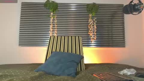 thiiagosaeenz online show from August 12, 1:52 am