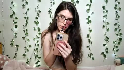 thistlefernsby online show from August 12, 2:14 am