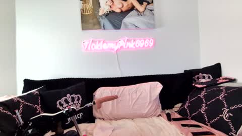 ticklemepink696969 online show from July 3, 2:02 am