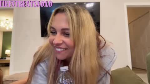 Tiffstreatsxoxo online show from August 8, 12:00 am