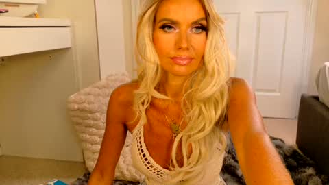 tinkerbell822 online show from August 6, 9:19 am
