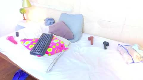 tiny_whore18 online show from July 28, 10:32 am