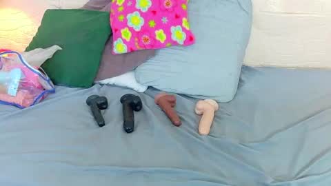 tiny_whore18 online show from August 4, 4:15 pm