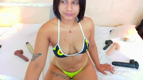 tiny_whore18 online show from August 7, 12:49 pm