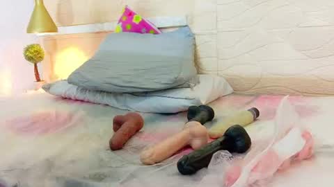tiny_whore18 online show from August 7, 4:18 pm