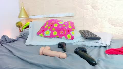 tiny_whore18 online show from August 8, 2:28 pm
