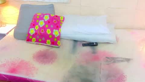 tiny_whore18 online show from August 14, 8:40 am