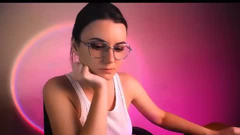 too_beautiful online show from August 5, 5:22 pm