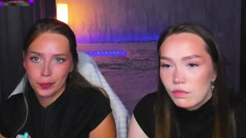 top_twins online show from August 20, 12:33 pm