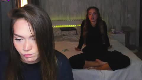 top_twins online show from August 25, 4:36 pm