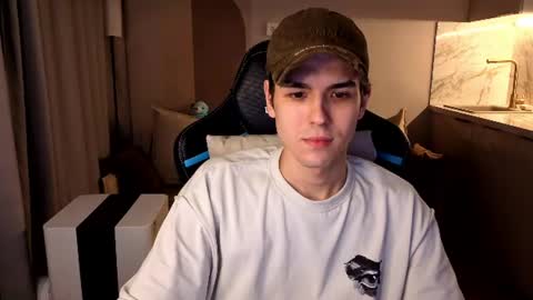 travisrivas online show from August 2, 2:07 am