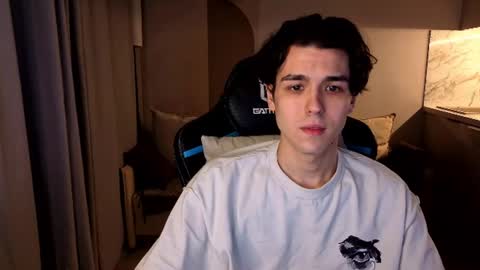 travisrivas online show from August 5, 1:58 am