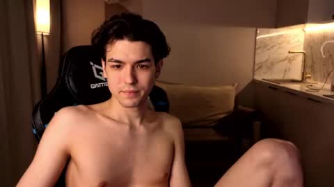 travisrivas online show from August 16, 1:48 pm