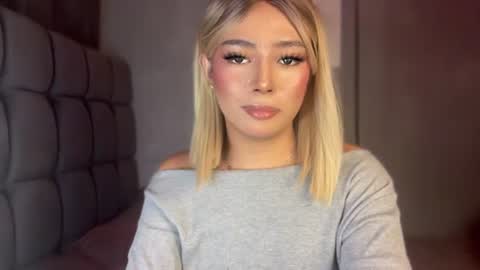 trexie_fucks15 online show from August 2, 8:16 pm